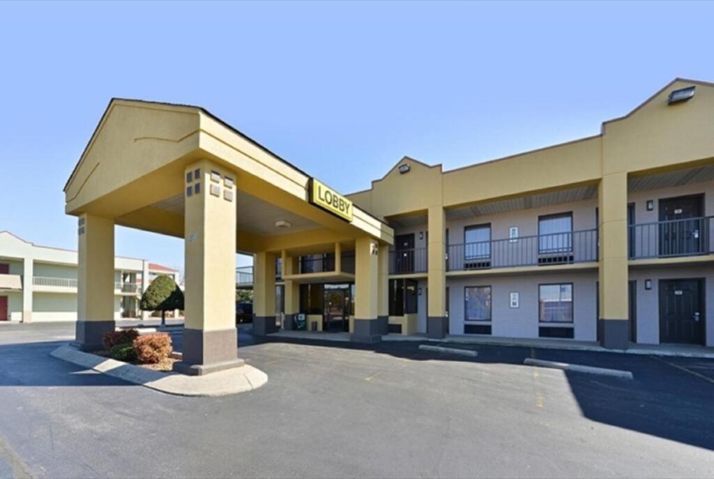 Super 8 by Wyndham Clarksville East