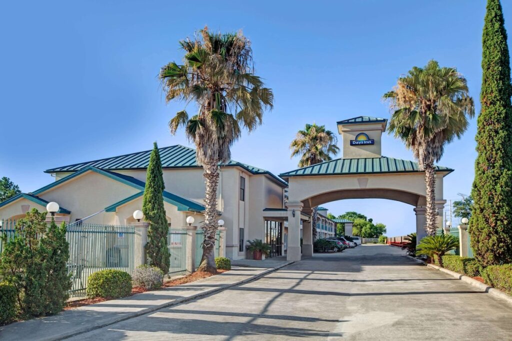Days Inn & Suites by Wyndham Houston North/Spring