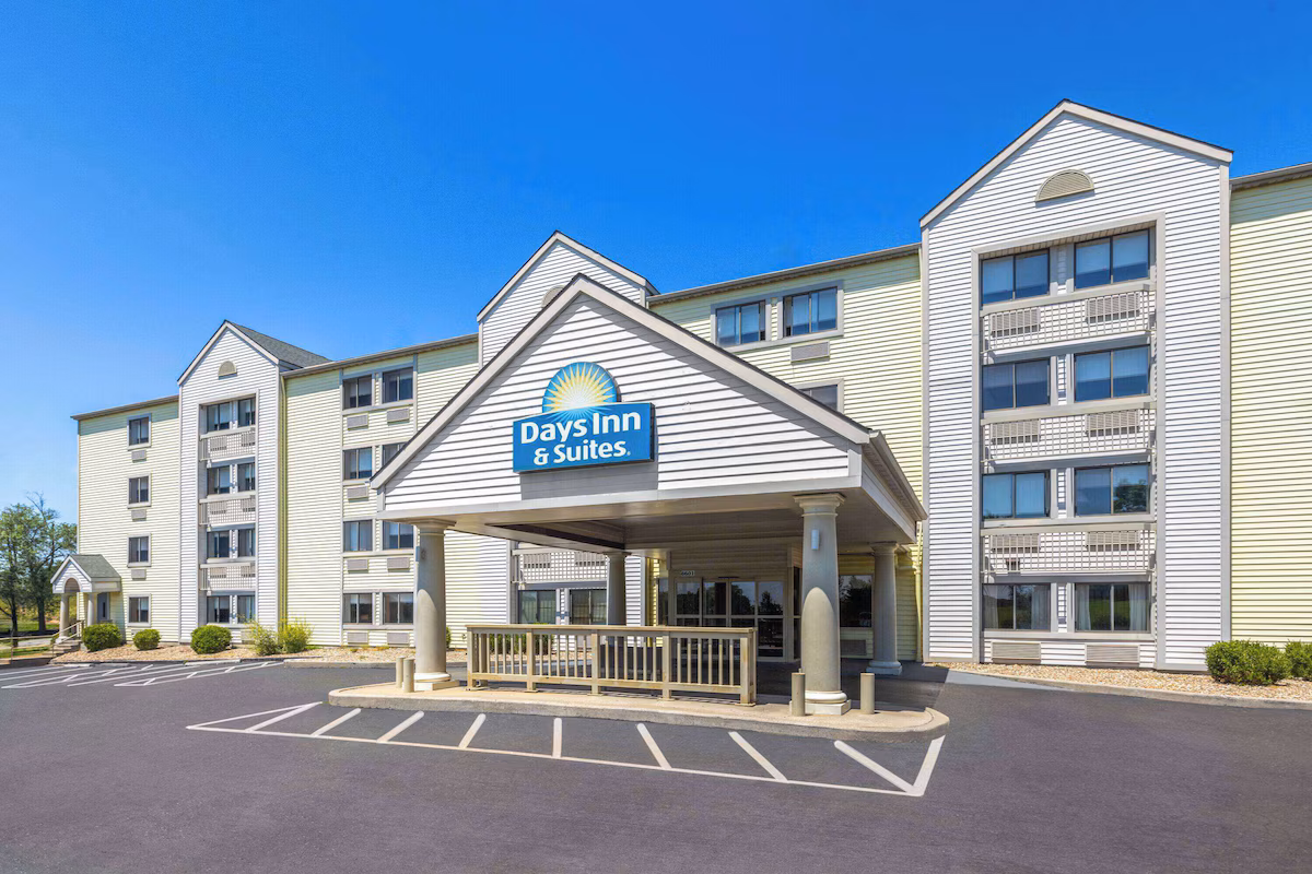 Days Inn & Suites by Wyndham Kansas City South