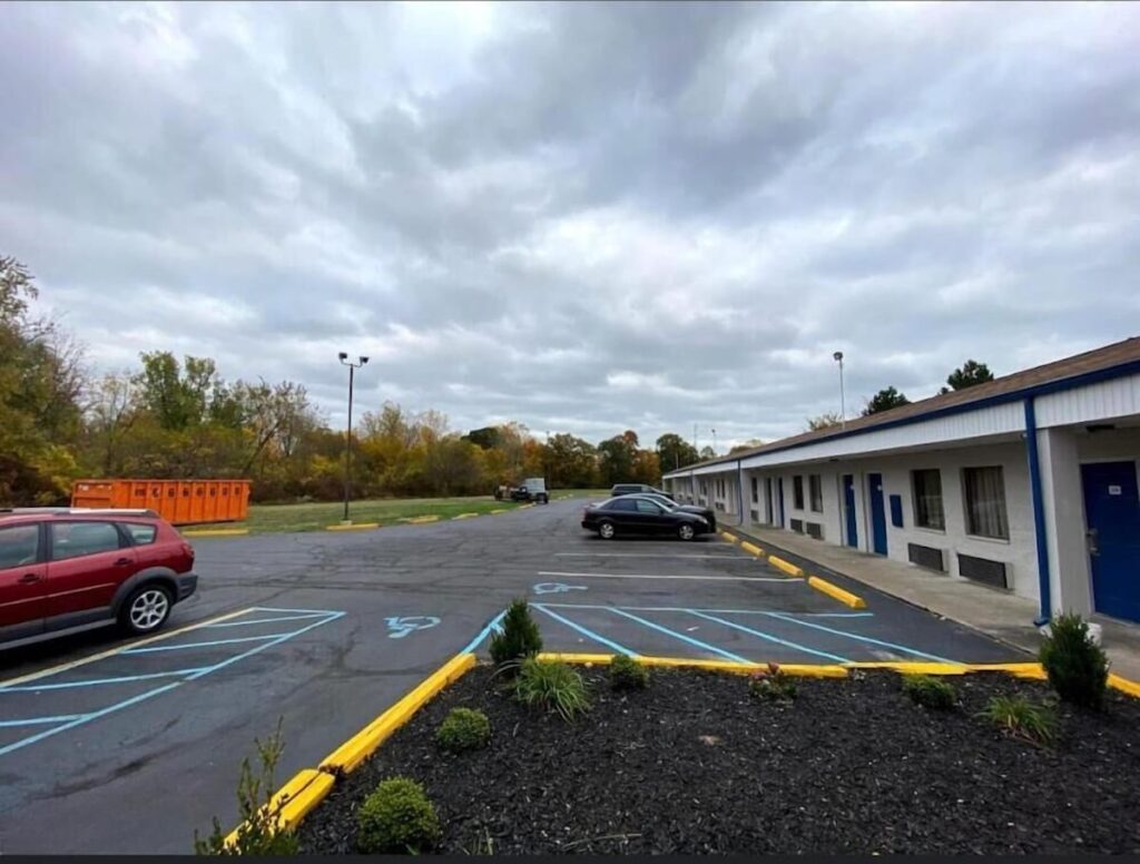 Deluxe Inn by OYO Near Toledo Ohio