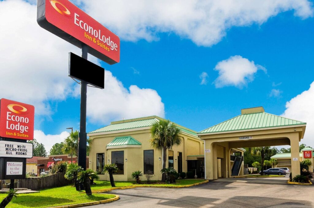 Econo Lodge Inn & Suites