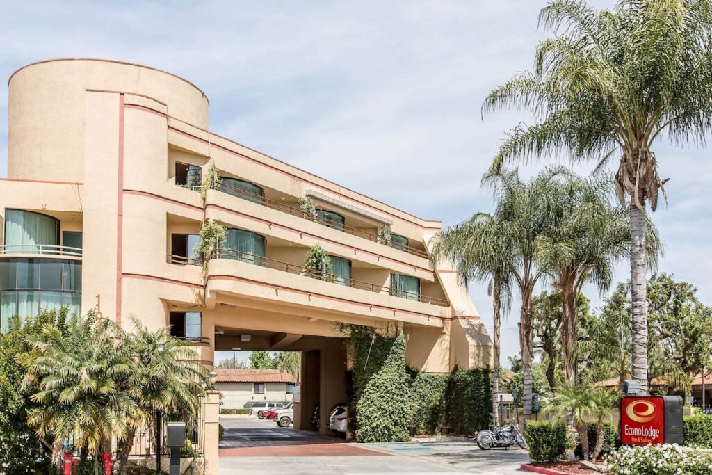 Econo Lodge Inn & Suites Riverside - Corona