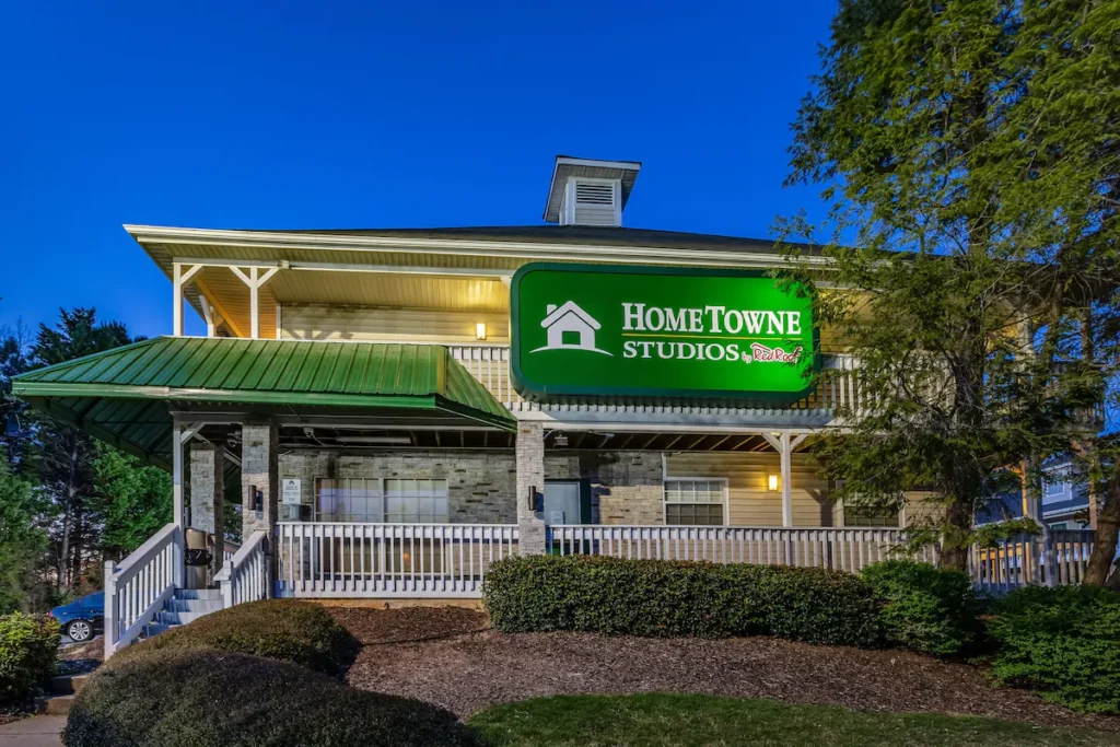 HomeTowne Studios by Red Roof Atlanta NE - Norcross South