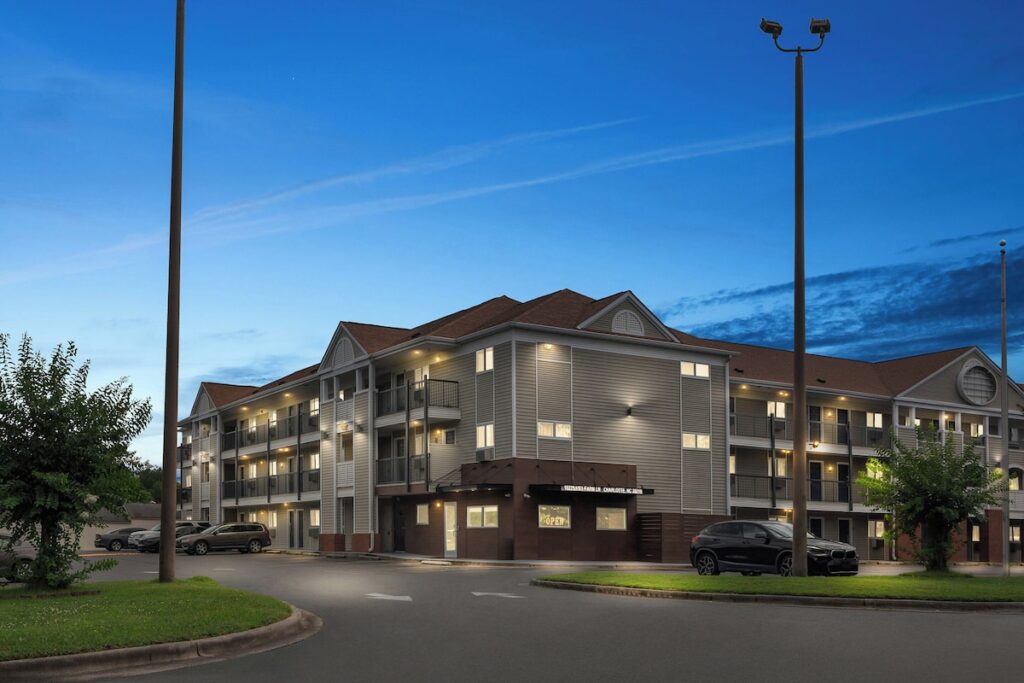 HomeTowne Studios & Suites by Red Roof Charlotte - Ballantyne