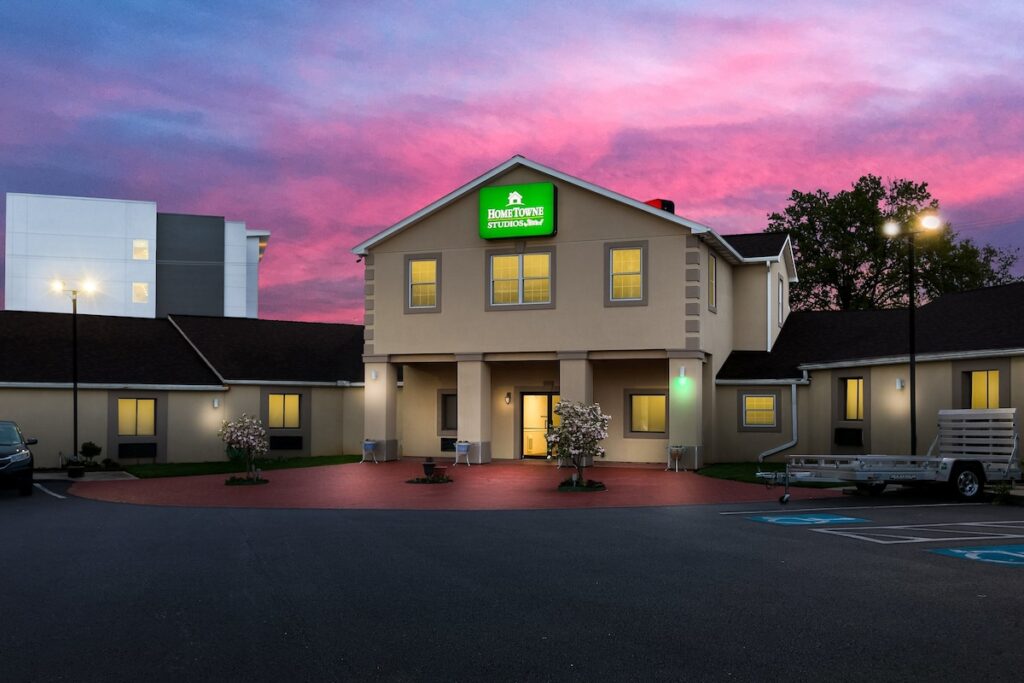 HomeTowne Studios by Red Roof Denver, PA