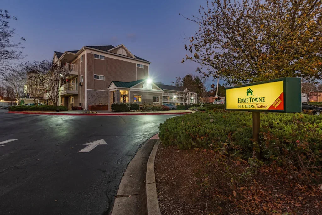 HomeTowne Studios by Red Roof Atlanta - Chamblee