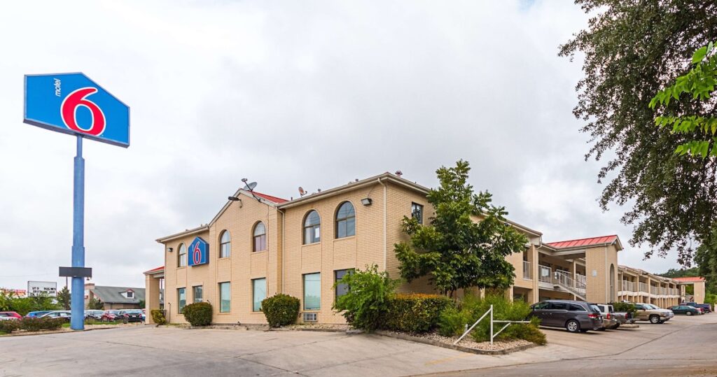 Motel 6 San Antonio, TX - Fiesta Trails