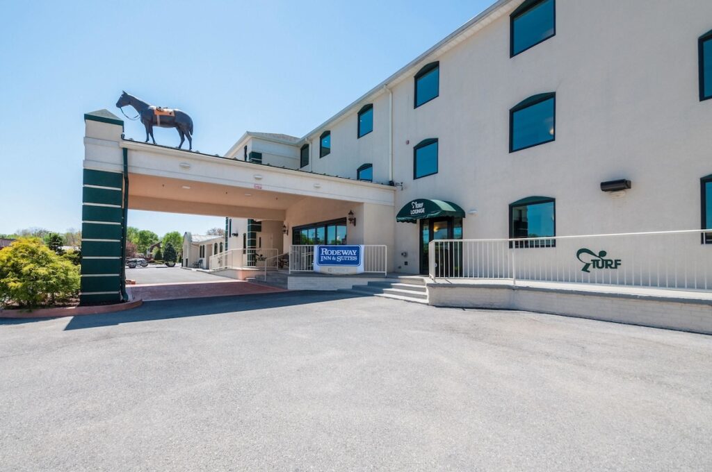 Rodeway Inn & Suites - Charles Town, WV