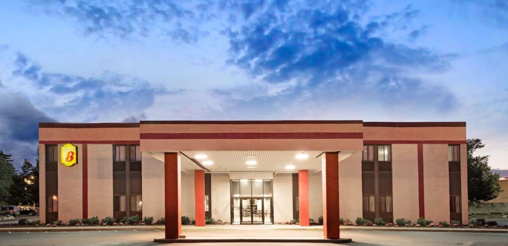Super 8 by Wyndham Brockton