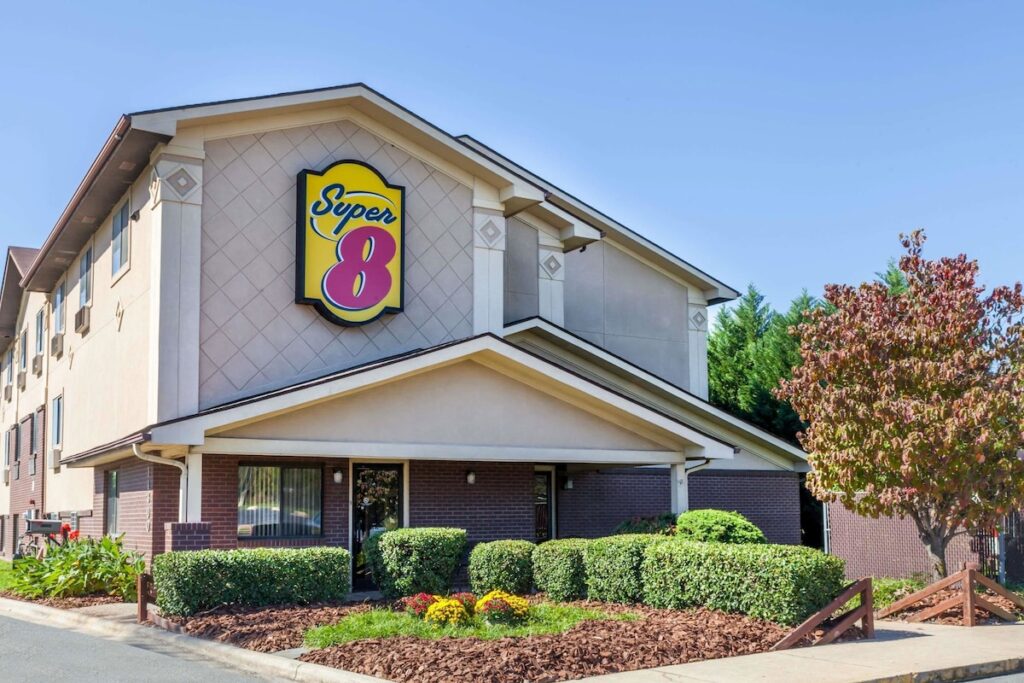 Super 8 by Wyndham Charlotte/Amusement Park Area