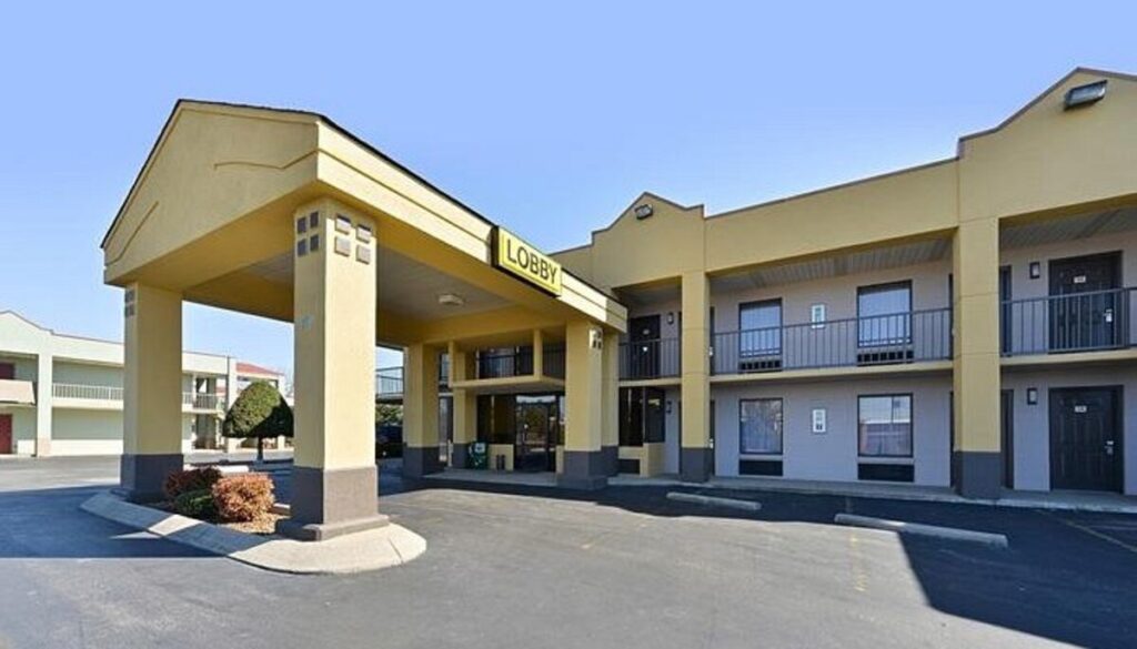 Super 8 by Wyndham Clarksville Northeast