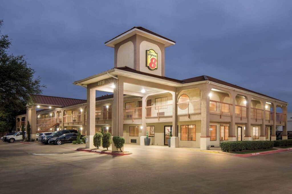 Super 8 by Wyndham Grand Prairie Southwest