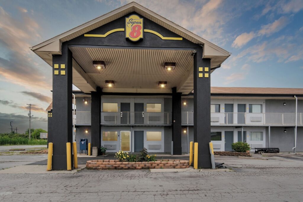 Super 8 by Wyndham Millbury/Toledo