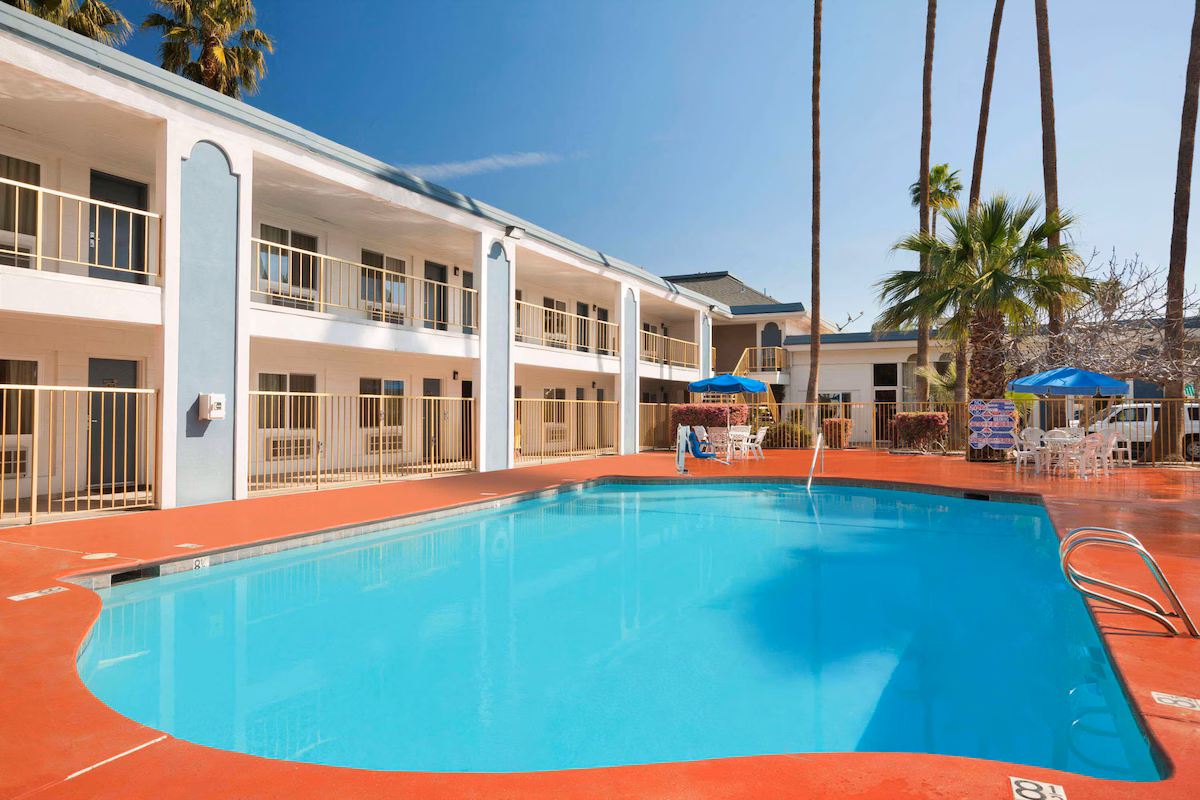 Travelodge by Wyndham Bakersfield