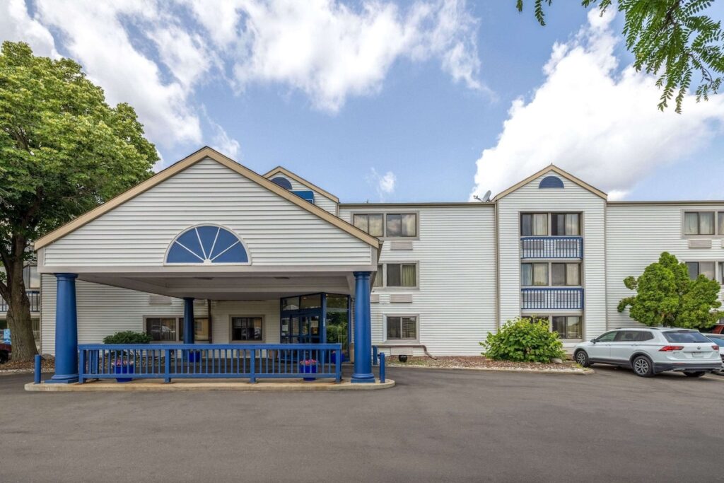 Travelodge by Wyndham Brooklyn Center