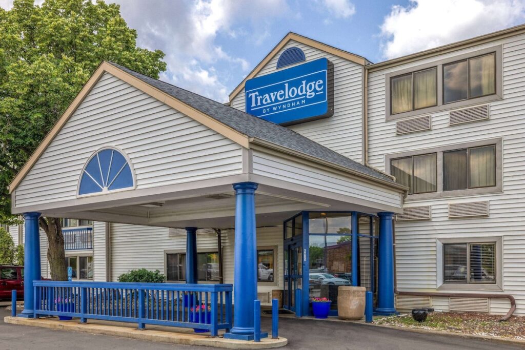 Travelodge by Wyndham Brooklyn Center