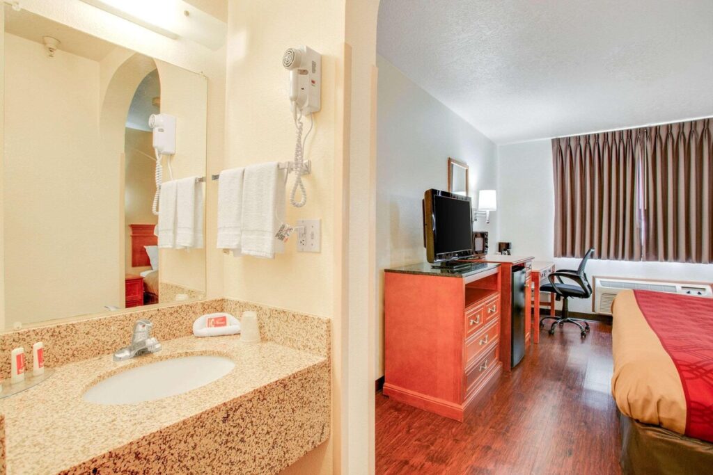 Econo Lodge Inn and Suites Albuquerque East I-40 Eubank Exit