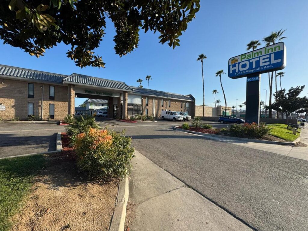 Palm Inn Hotel near Tyler Mall Riverside